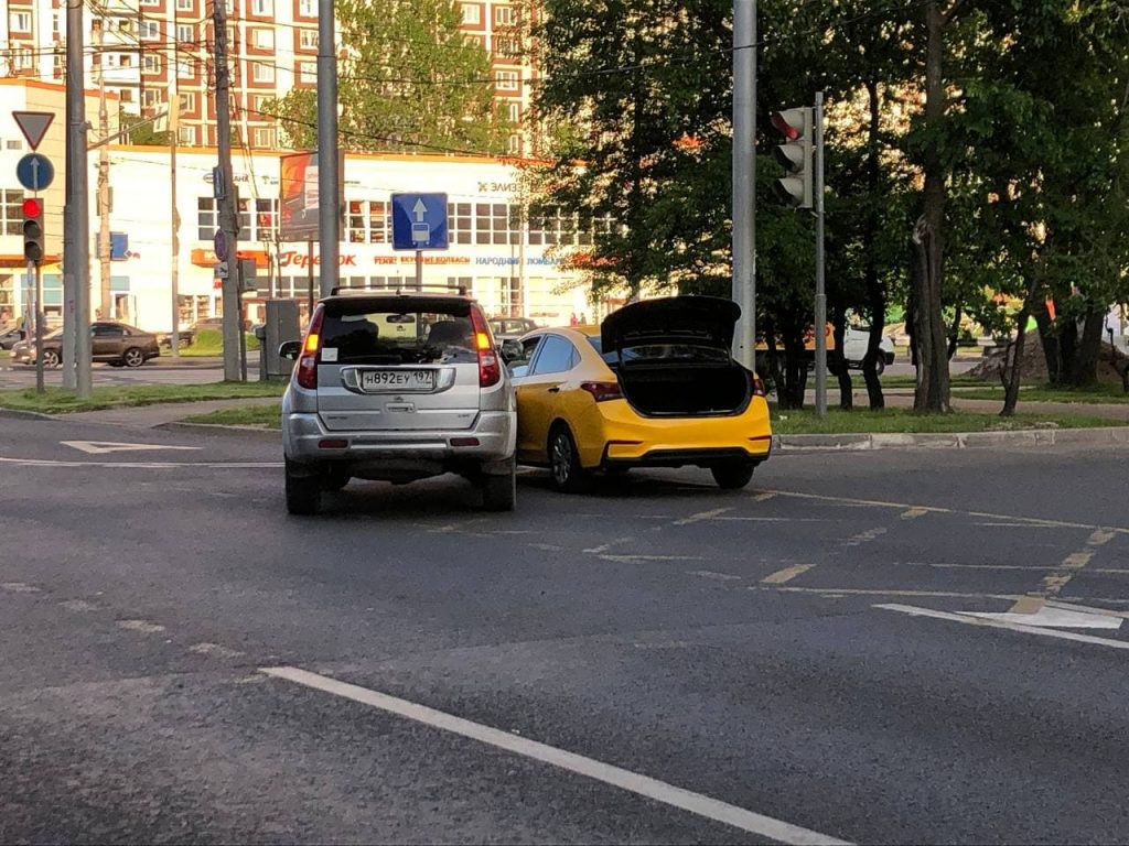 ДТП с участием такси  возле метро «Алтуфьево» осложнило дорожную ситуацию вечером 2 июня