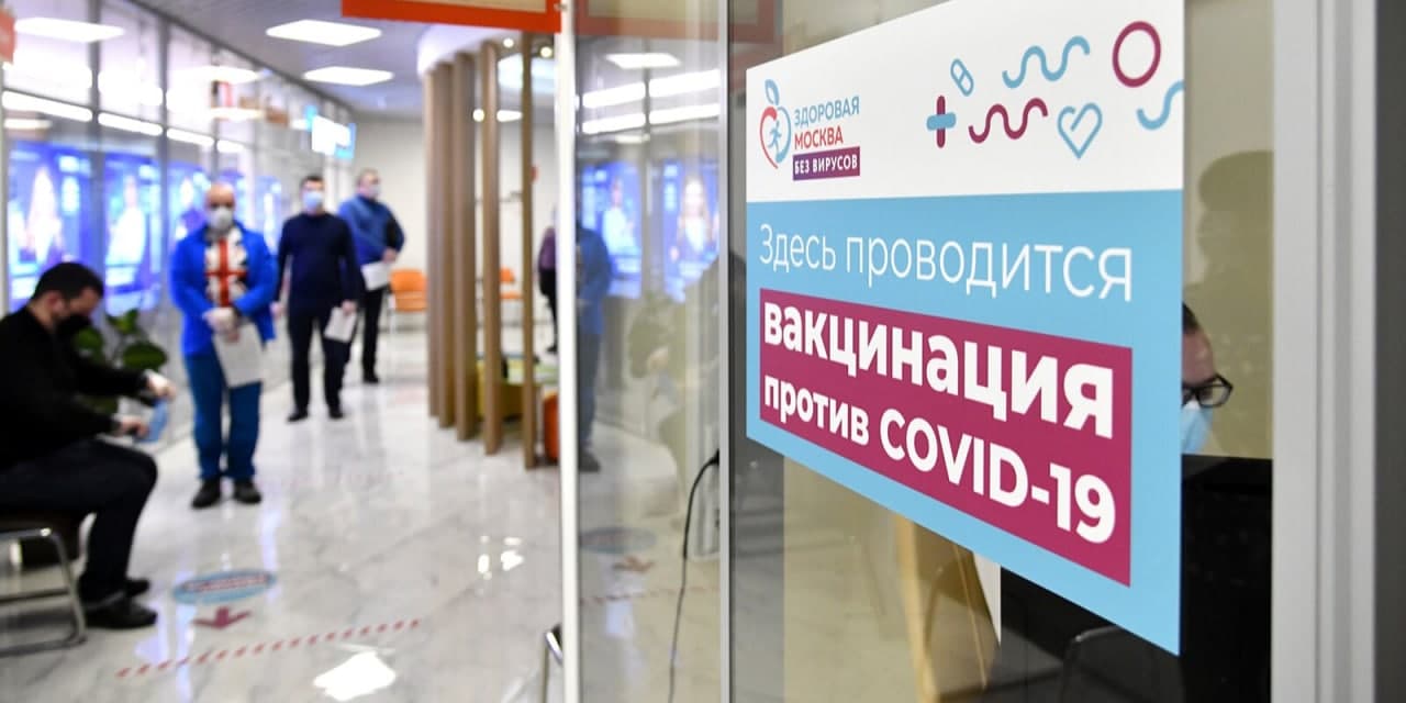 Юрист разъяснил, что не делающих прививку сотрудников можно отстранять от работы