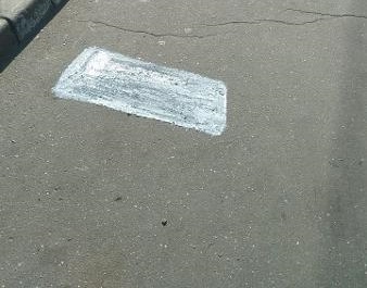 На Череповецкой тротуар очистили от вандальных надписей 