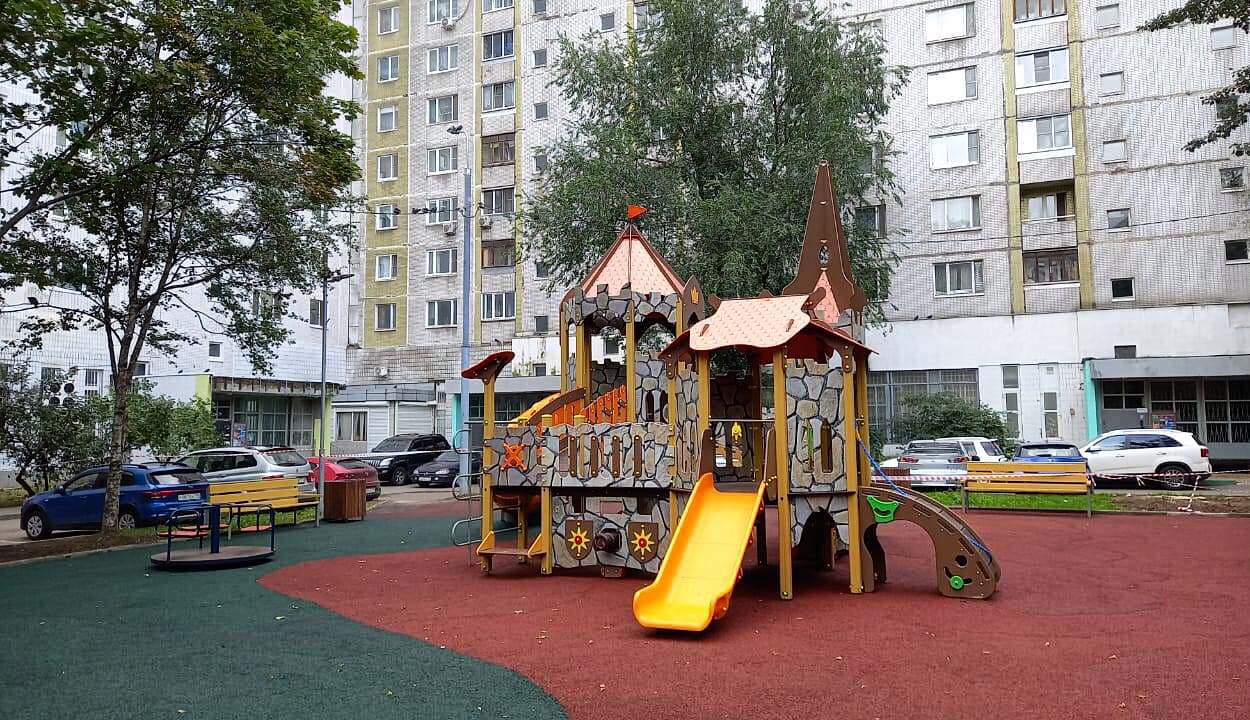 Во дворе дома на Алтуфьевском открыли детскую площадку