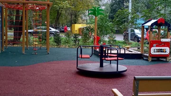Во дворе дома на Абрамцевской открыли детскую площадку