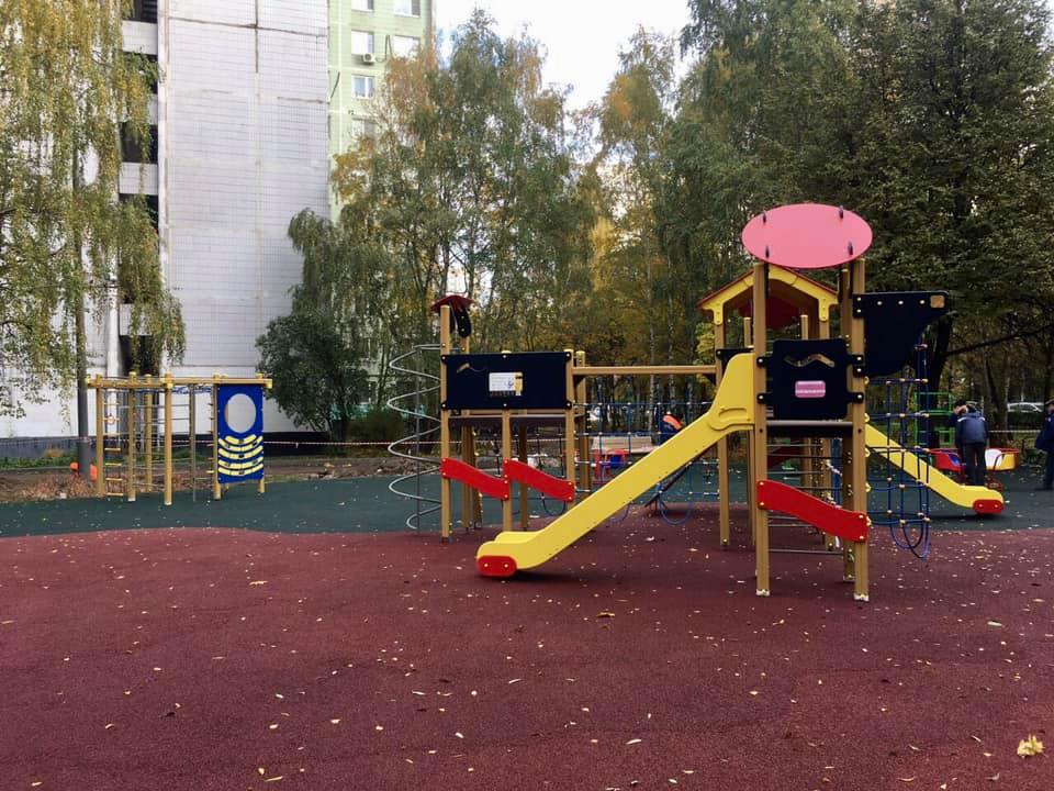 Детскую площадку открыли во дворе дома на Новгородской