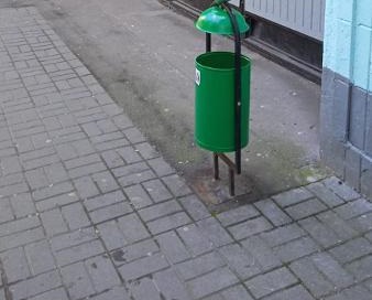 Коммунальщики привели в порядок урны и скамейки во дворе дома на Череповецкой
