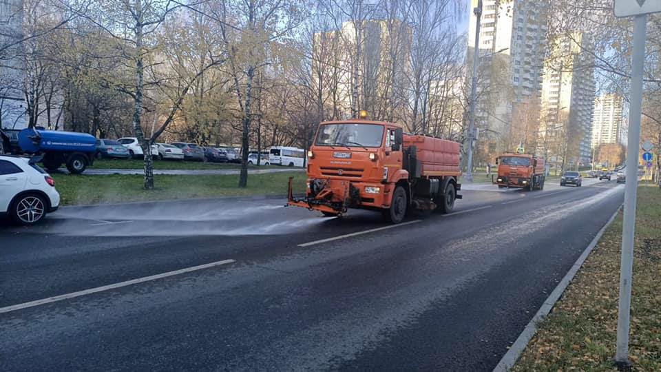 В Лианозове прошла последняя промывка улиц перед зимой – управа