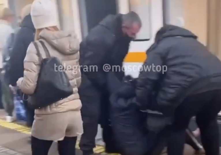 Пьяную женщину выволокли из поезда на станции «Лианозово»