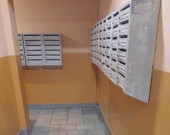 В подъезде дома на Абрамцевской стало чисто