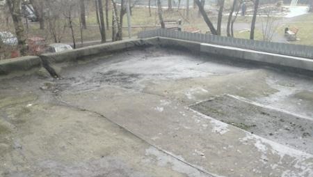 Козырек крыши дома на Абрамцевской стал новой мусорной площадкой