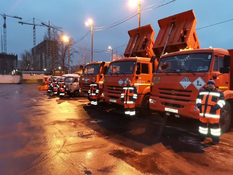 Последствия первых зимних осадков устранили в Лианозове
