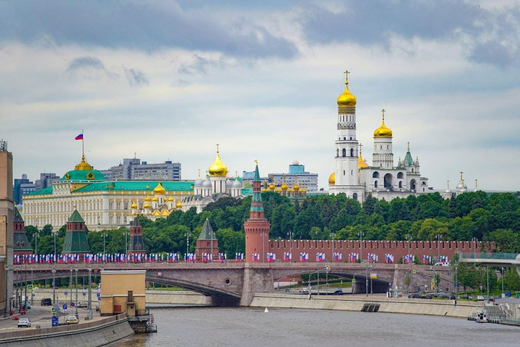 Пришедшие на столичный пункт отбора контрактников рассказали о своем желании защищать Родину